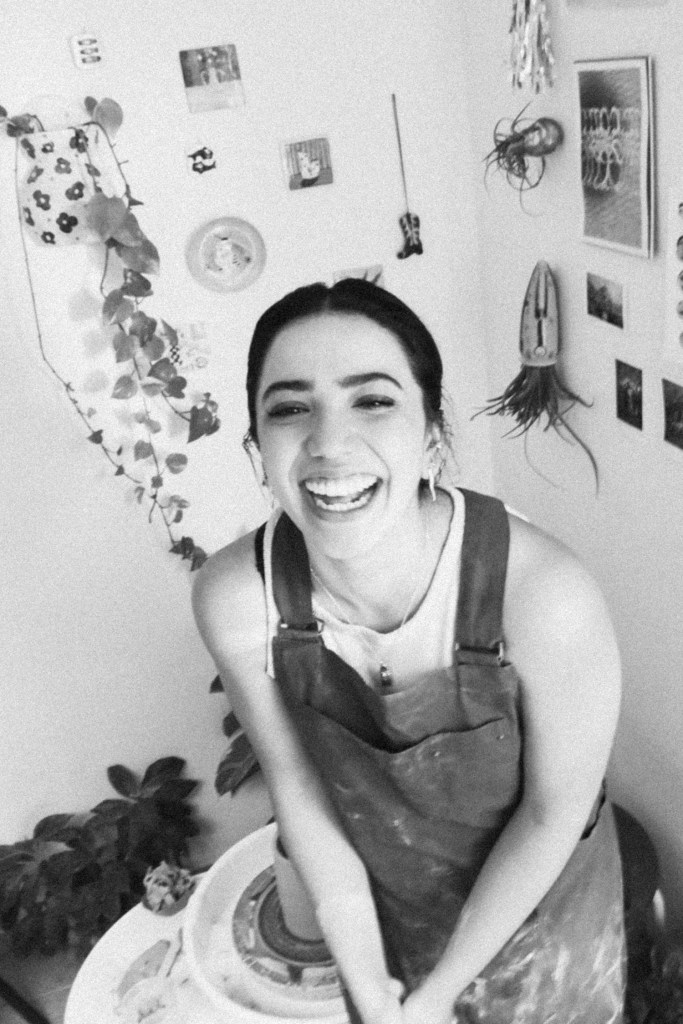 Alejandra, fundadora de AKE Studio, en su espacio creativo