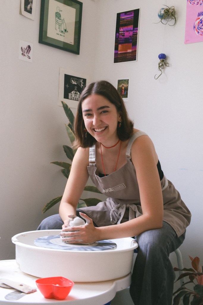 Ale sonriendo mientras trabaja al torno